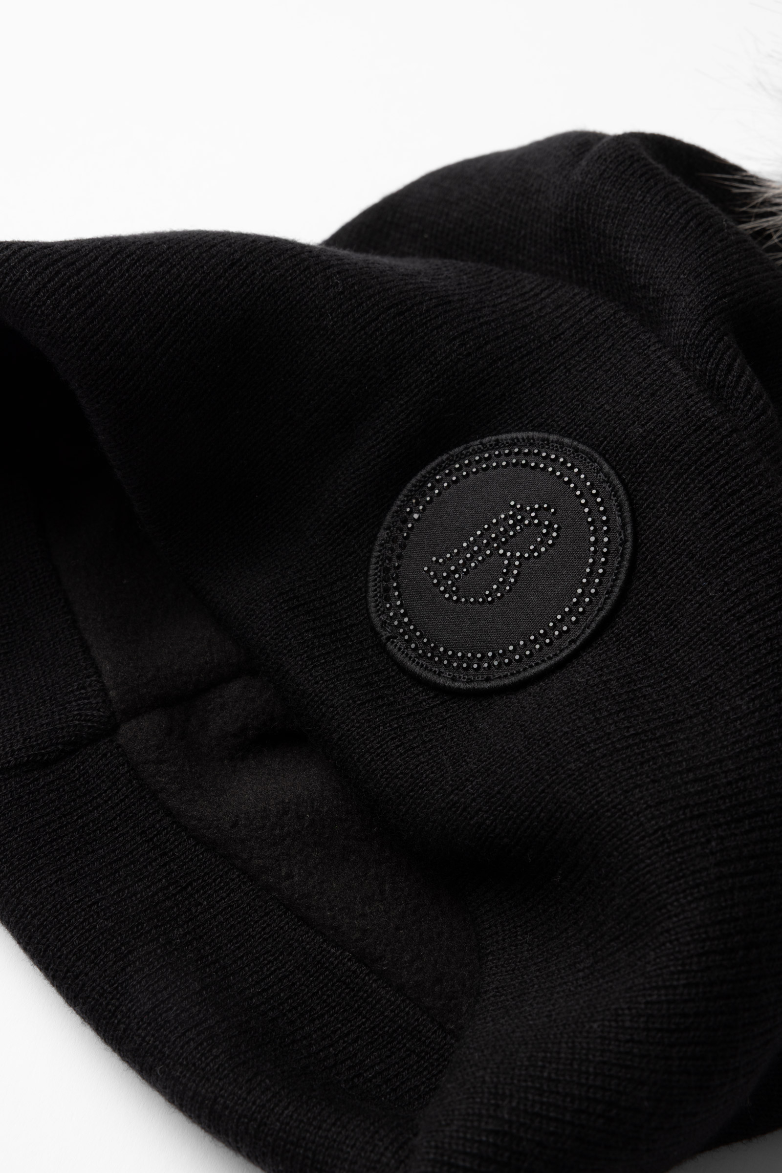 B Vertigo Sydney Bonnet tricot&eacute; avec pompon amovible