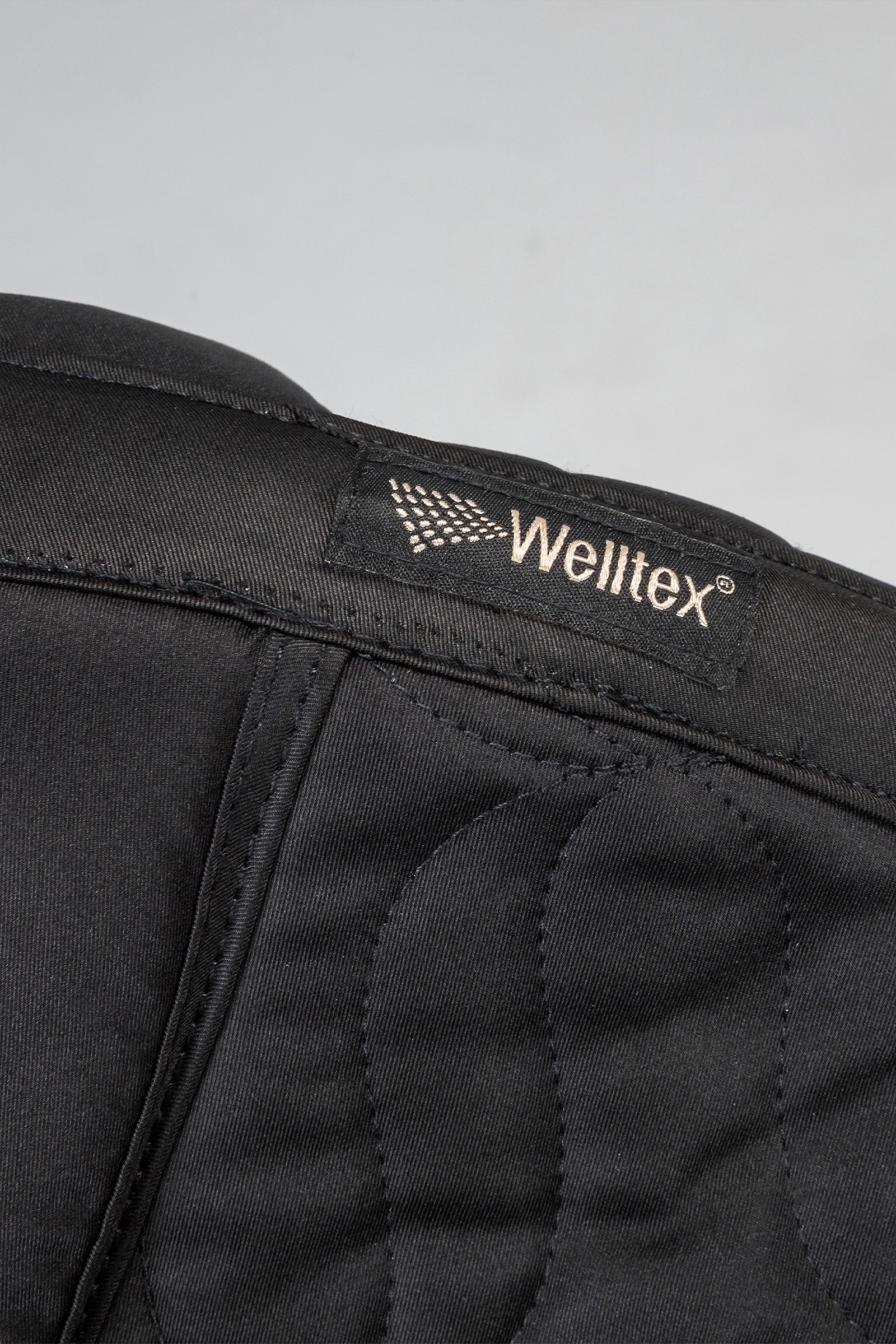 tapis de selle dressage Deep Nights Back on Track