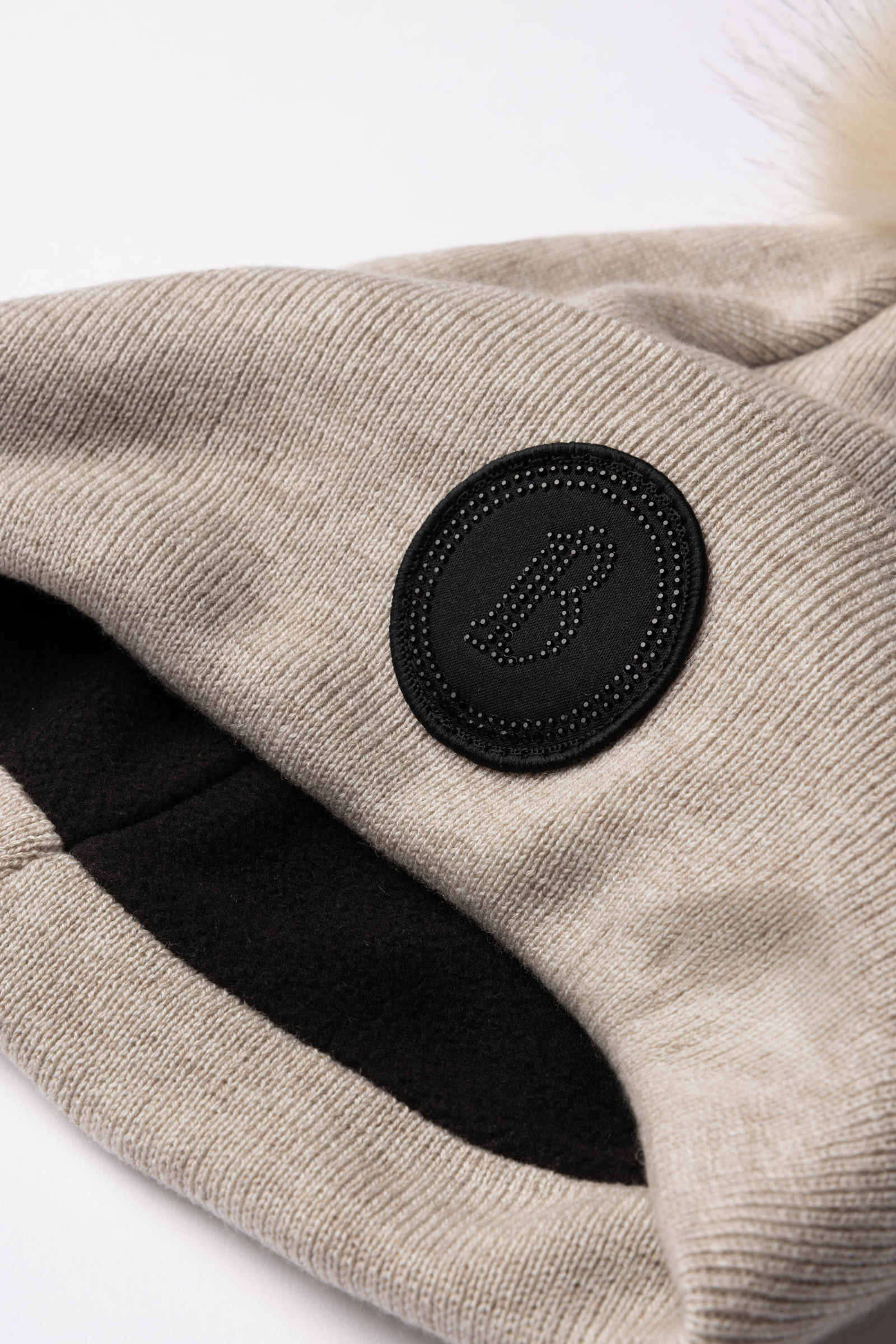 B Vertigo Sydney Bonnet tricot&eacute; avec pompon amovible